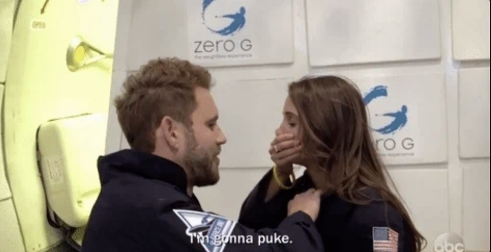 Nick Viall en Vanessa Grimaldi in Zero G-vliegpakken; Vanessa bedekt haar mond en lijkt onwel. Nick houdt haar arm vast. Ondertitels luiden: "Ik ga overgeven."