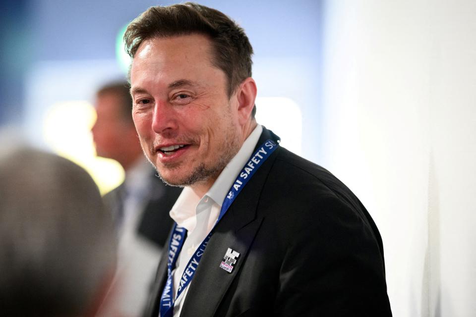 Elon Musk, CEO of Tesla and X (formerly Twitter), speaks with other delegates on day 1 of the AI ​​Safety Summit at Bletchley Park in Bletchley, Britain, on November 1, 2023.