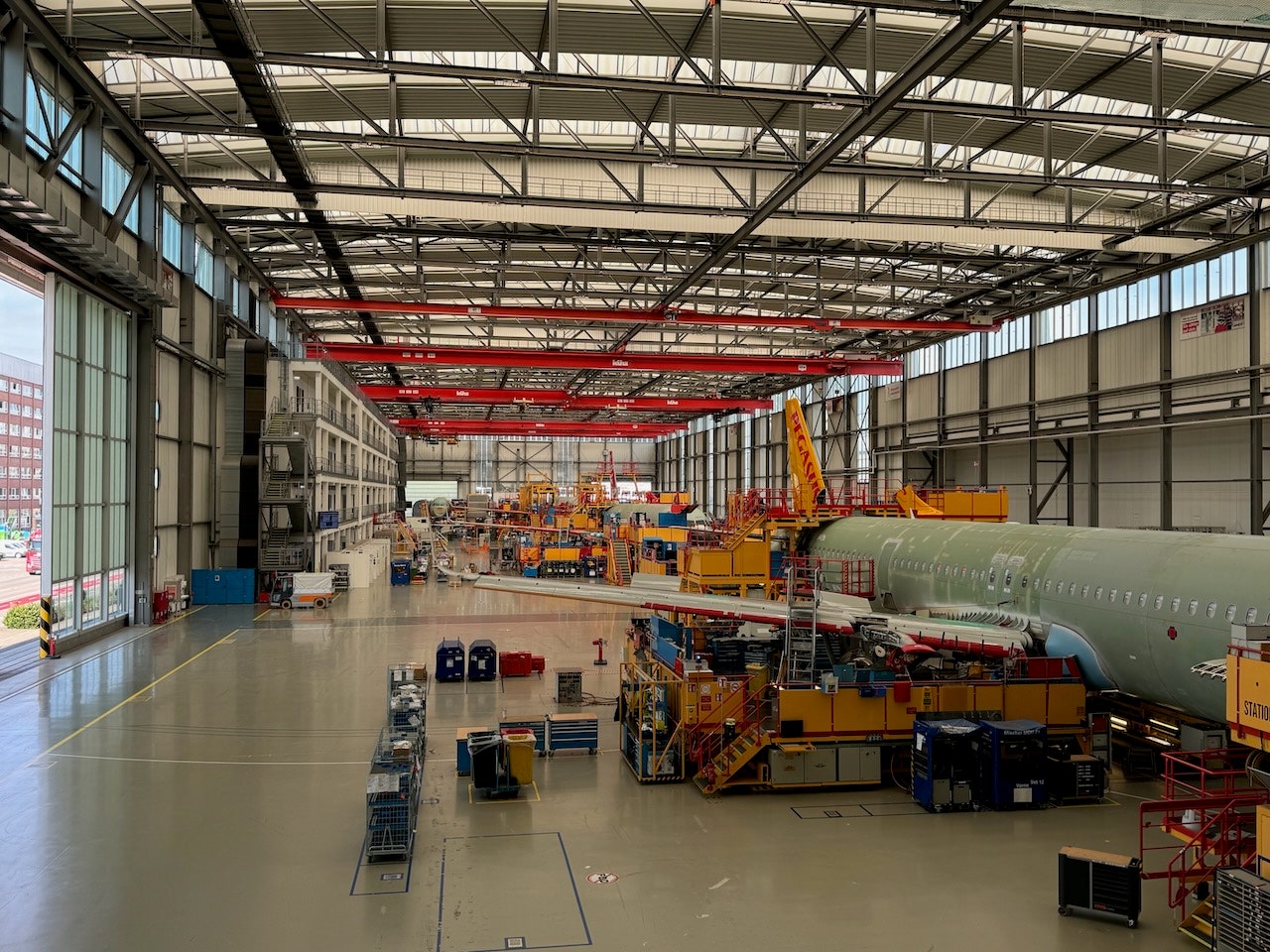 The final arming process of an Airbus A320neo in Hamburg.