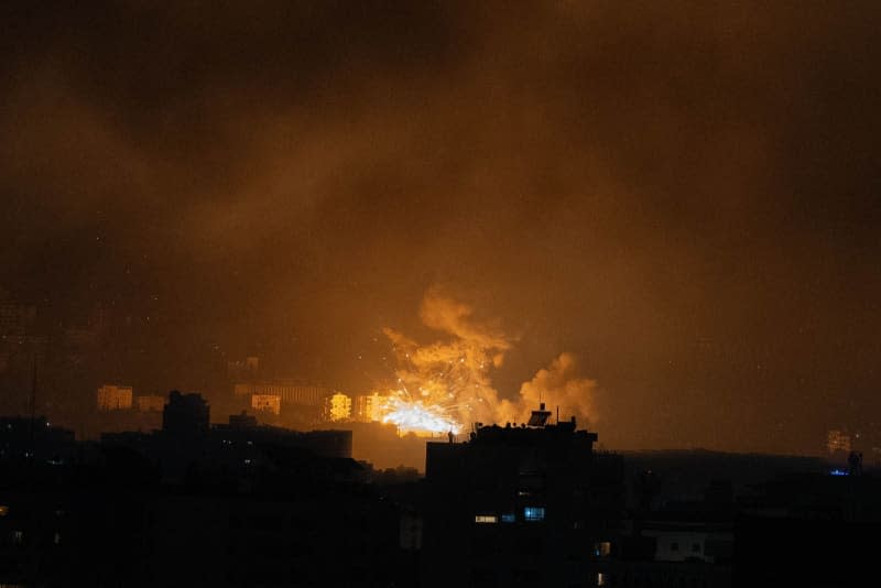 Explosions are seen after a massive Israeli airstrike on Beirut's southern suburbs. Timothy Wolfer/ZUMA Press Wire/dpa