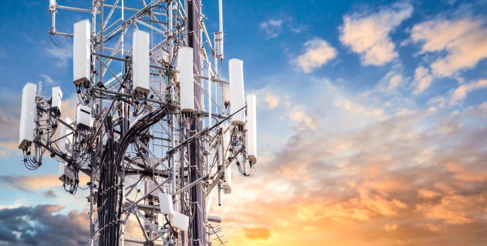 A transmission tower with antennas placed all around.