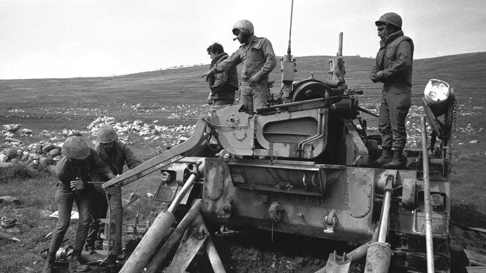 Israeli artillery on Mount Hermon in 1974. - Alain Dejean/Sygma/Getty Images