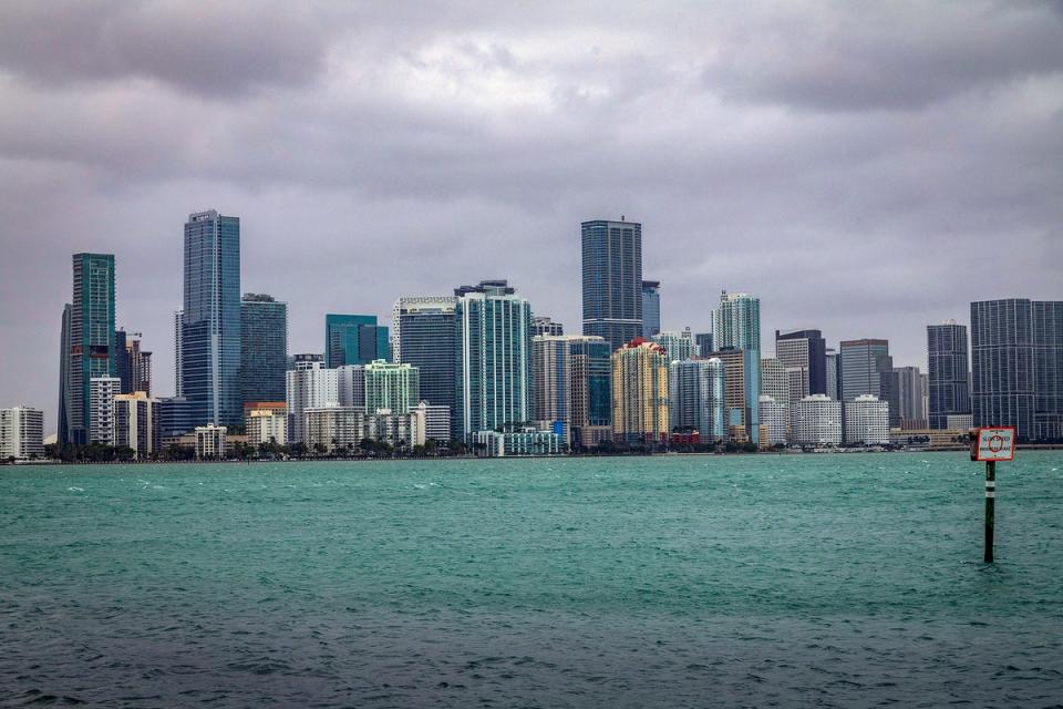 The Miami skyline is viewed from the Rickenbacker Causeway in South Florida, December 15, 2023 (@PPORTAL)