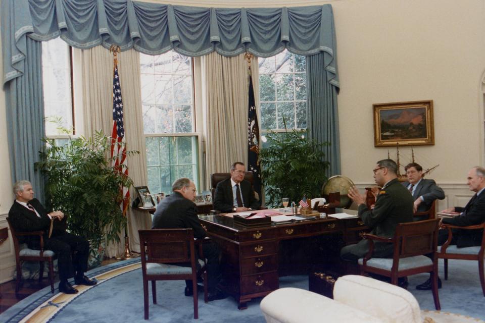 Predent George WH Bush meets, among other things, secretary Dick Cheney while he is at the C&O Desk (US National Archives and Records Administration)