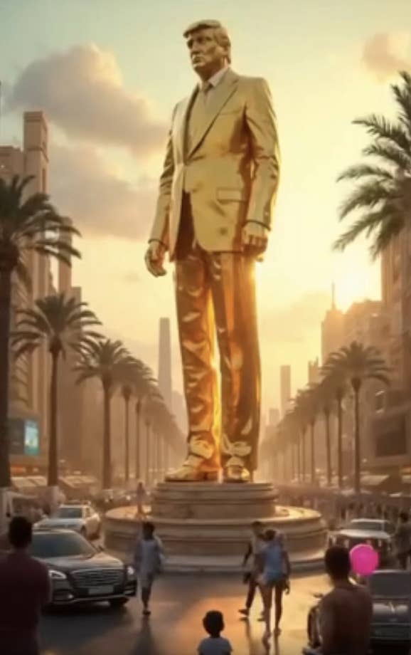 A large golden statue of a man in a suit is in a busy Stadsstraat, surrounded by cars and palm trees