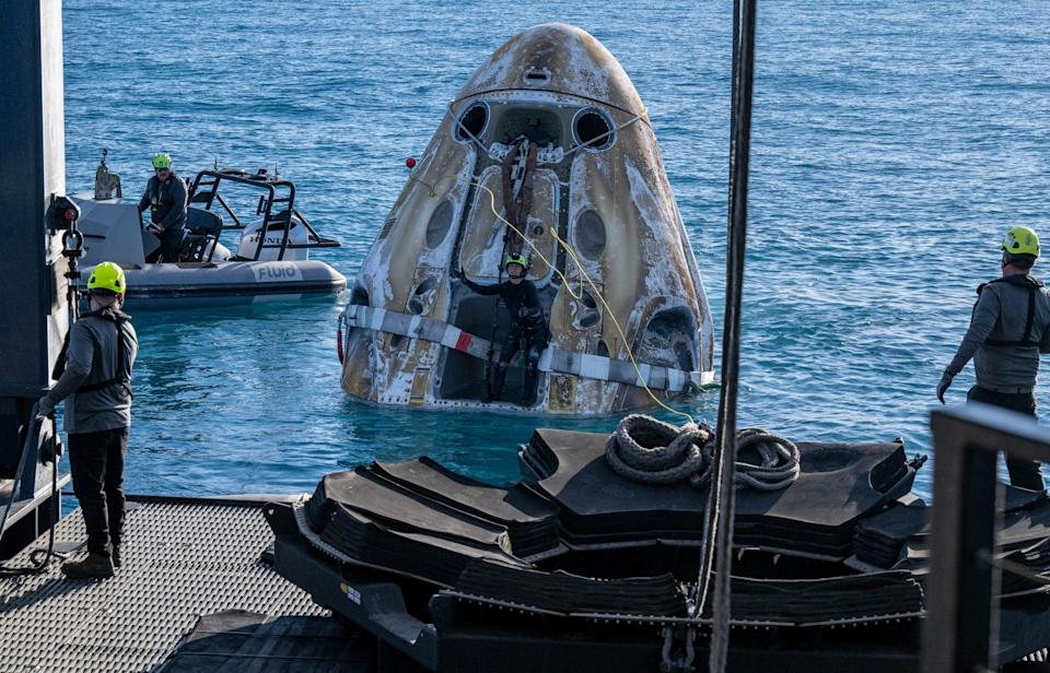 Support teams work around a SpaceX Dragon -Space Varitage shortly after it landed with NASA Astronauts Nick Hague, Suni Williams, Butch Wilmore and Roscosmos Cosmonaut Aleksandr Gorbunov.