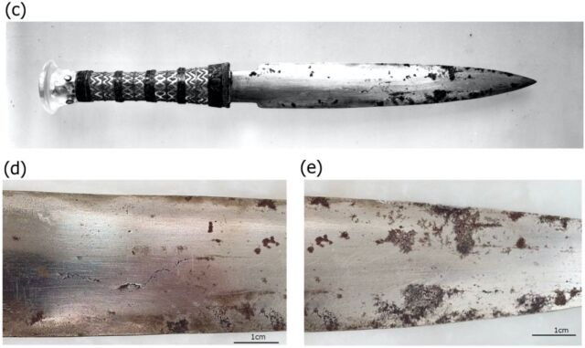 Photo of Tutankhamun's iron dagger taken at the time of its discovery.