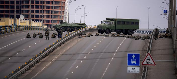 Ukrainian soldiers take position on a bridge in the Ukrainian capital Kiev on February 25, 2022.