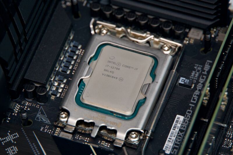 Intel Core i7-12700.