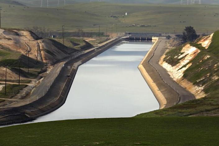 Santa Nella, CA, January 18, 2022 - The Delta-Mendota Canal runs south along the western edge of the San Joaquin Valley, paralleling the California Aqueduct for most of its journey, but diverging east after it passing San Luis Reservoir, which receives some of its water.  The water is pumped from the canal to O'Neill Forebay.  It is then pumped into the San Luis Reservoir by the Gianelli Pumping-Generating Plant.  (Carolyn Cole/Los Angeles Times)