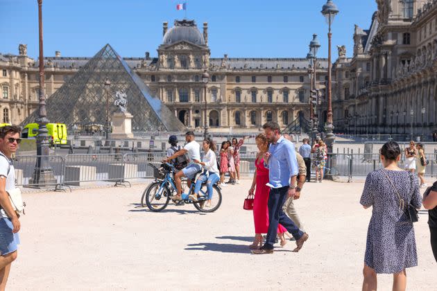 Jennifer Lopez and Ben Affleck can be seen strolling near the Louvre.  (Photo: Pierre Suu via Getty Images)