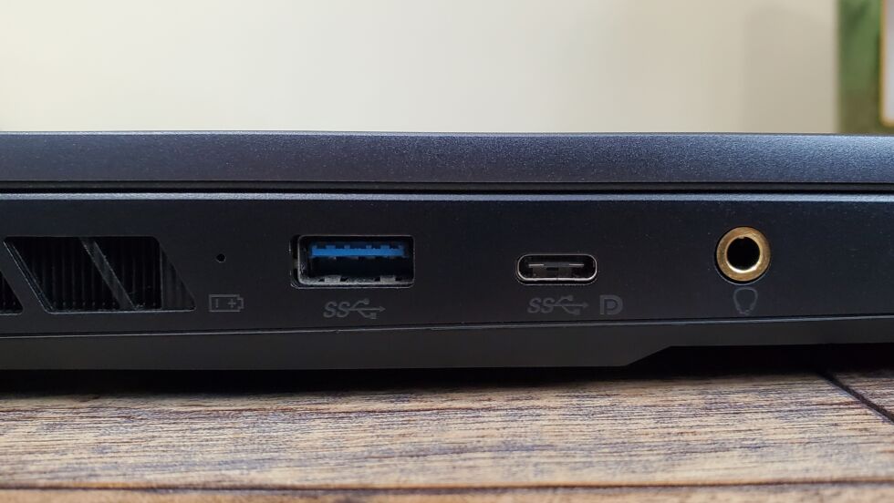 SuperSpeed ​​labels like these (below the USB-A and USB-C ports) should be no more. 