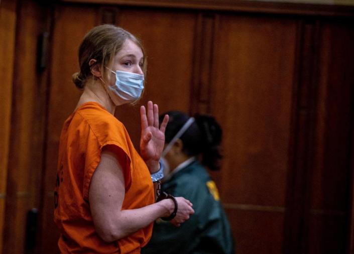 Courtney Clenney waves goodbye to her parents during a witness interrogation.  She is the OnlyFans model charged with the murder of her boyfriend Christian Obumseli last April 3 in Miami.  Her lawyers tried to limit the release of evidence in the case.  The Miami Herald and prosecutors oppose the move during the hearing at the Richard E. Gerstein Justice Building, in Miami, on Tuesday, Sept. 6, 2022.