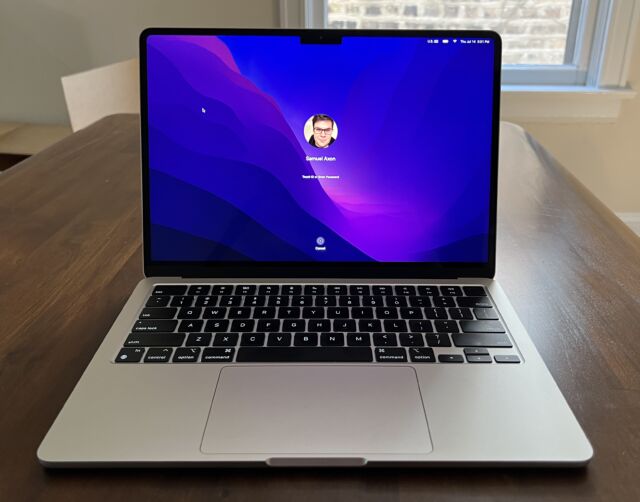 From this angle, the 2022 MacBook Air looks quite similar to the 14-inch MacBook Pro.