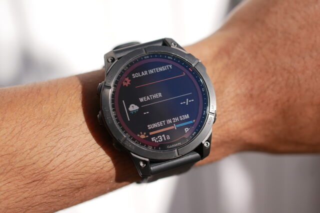 The Garmin Fenix ​​7 is easy to see in direct sunlight.  The solar powered version even collects a charge of it.