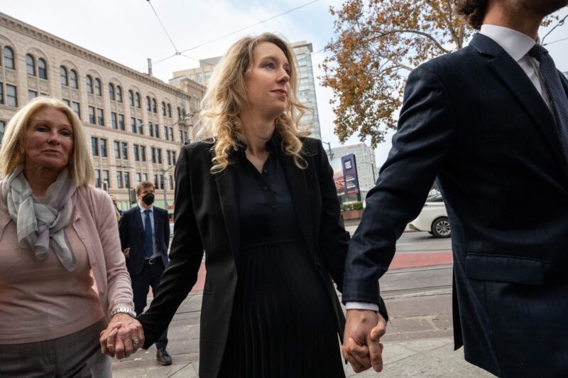 Elizabeth Holmes (C), founder and former CEO of blood testing and life sciences company Theranos, walks into the federal courthouse with her mother Noel Holmes and partner Billy Evans for her sentencing hearing on November 18, 2022 in San Jose, California.