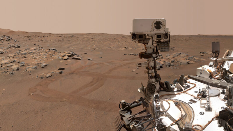 Image of the rover's mast in the red area of ​​Mars.