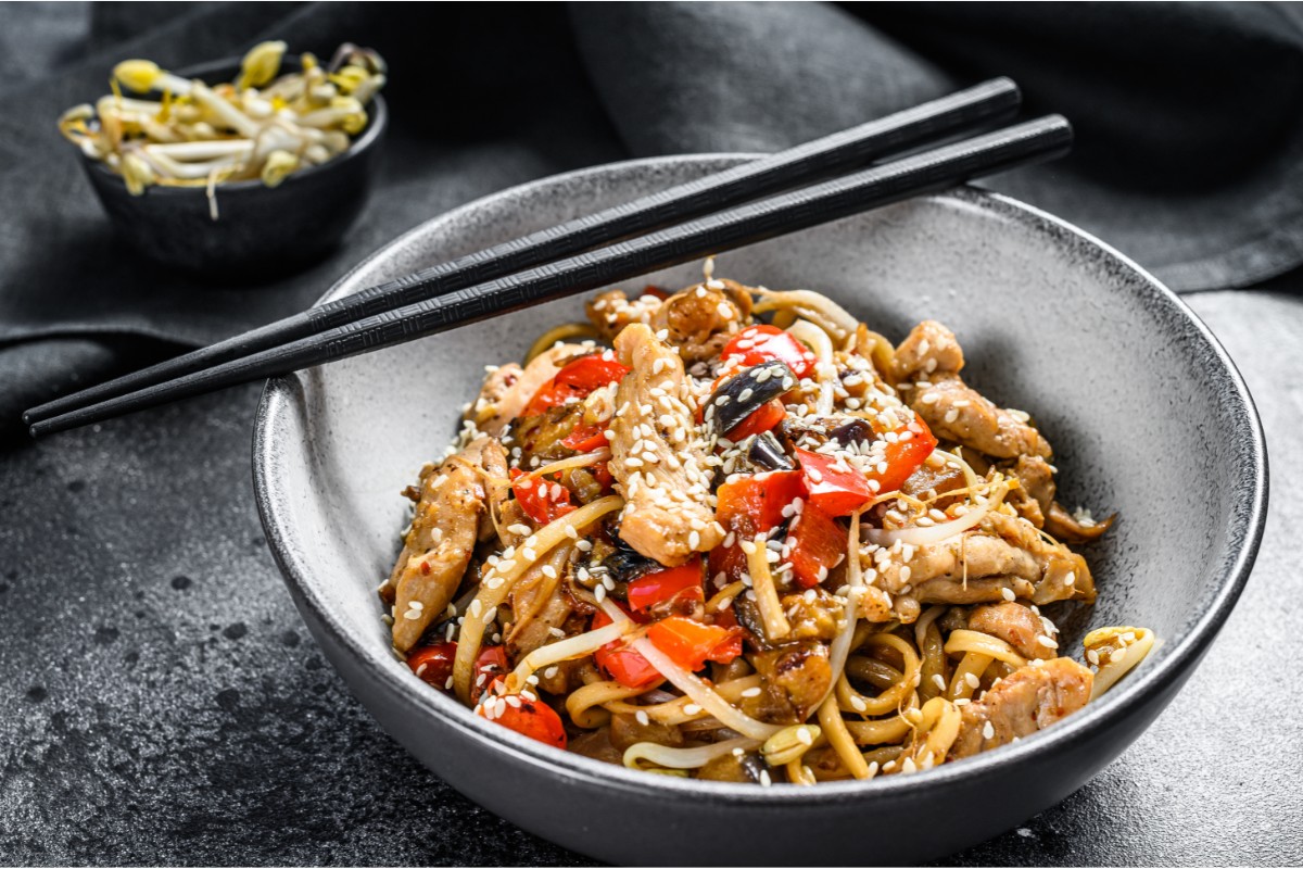 Udon pan noodles with chicken