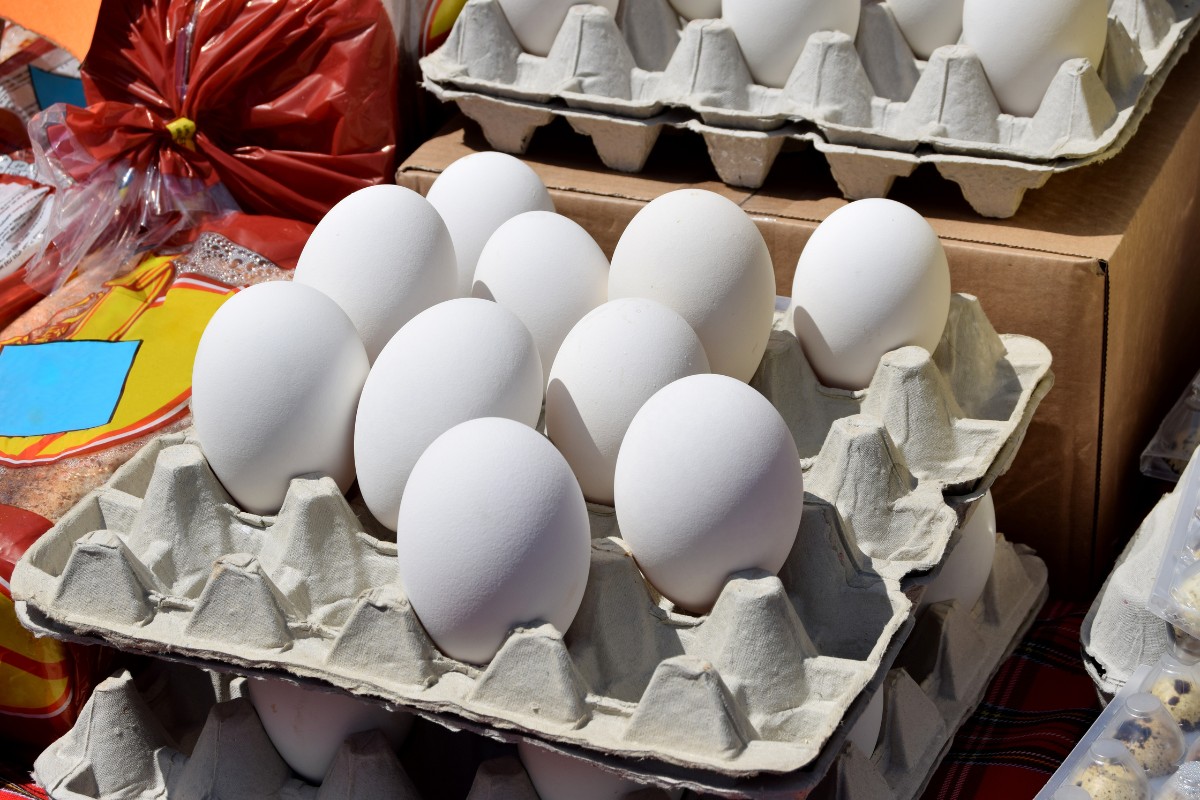 Fresh goose eggs in the market