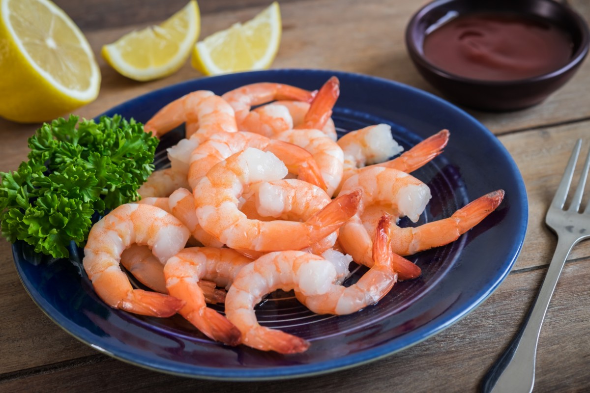 Steamed shrimp on plate