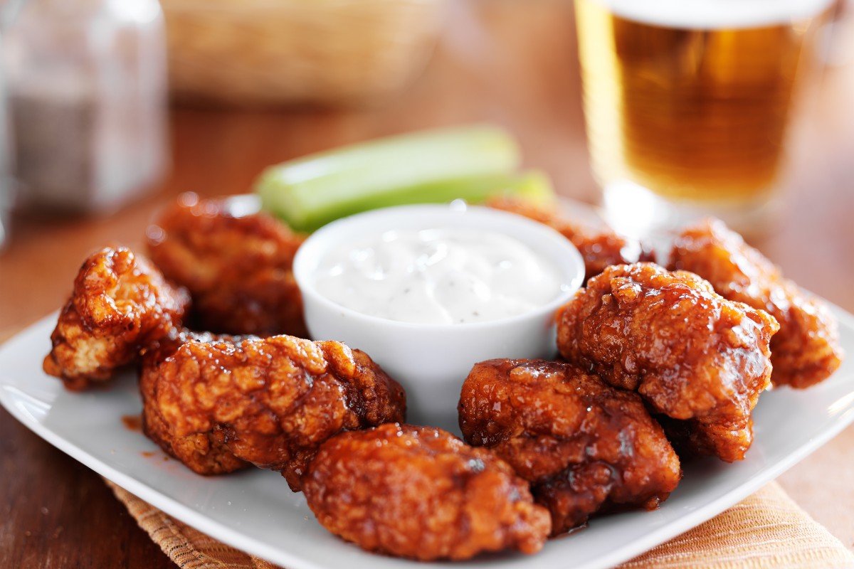 Buffalo wings with sauce