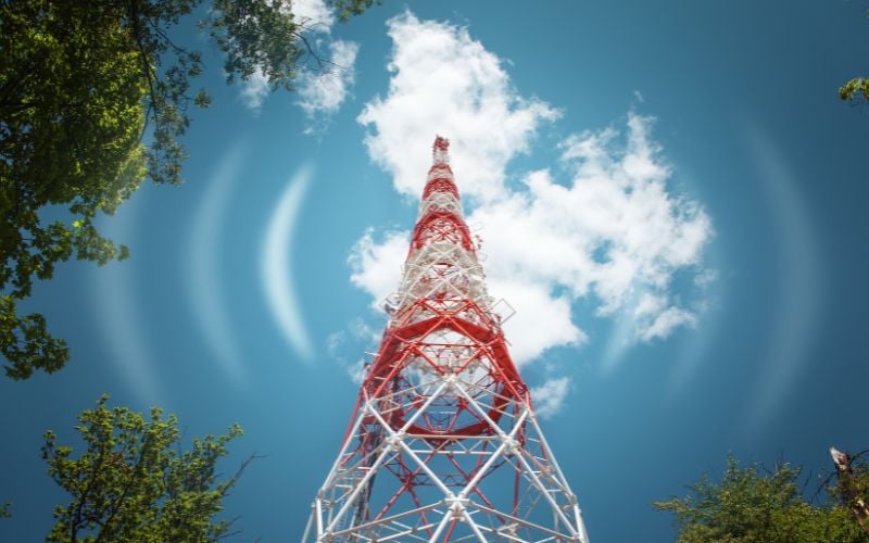 Red and white radio tower transmission signal 