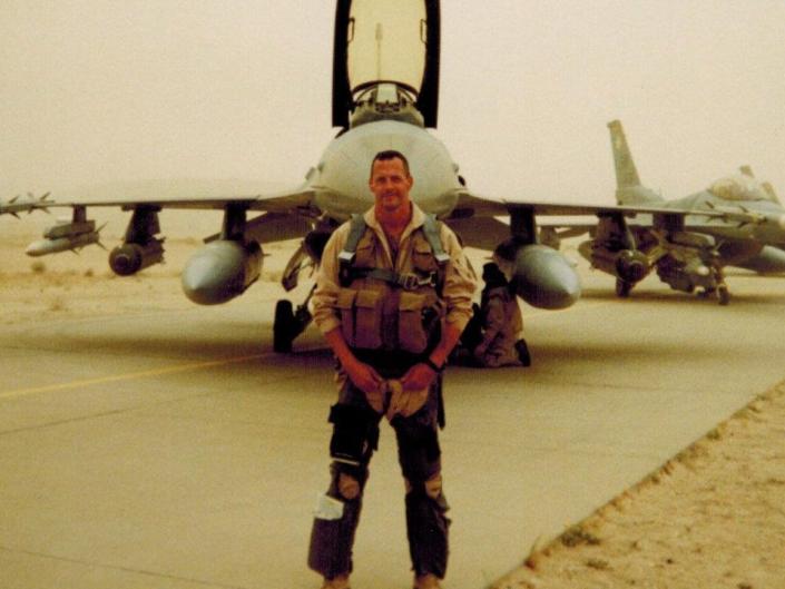 Photo of former US Air Force pilot Dan Hampton.