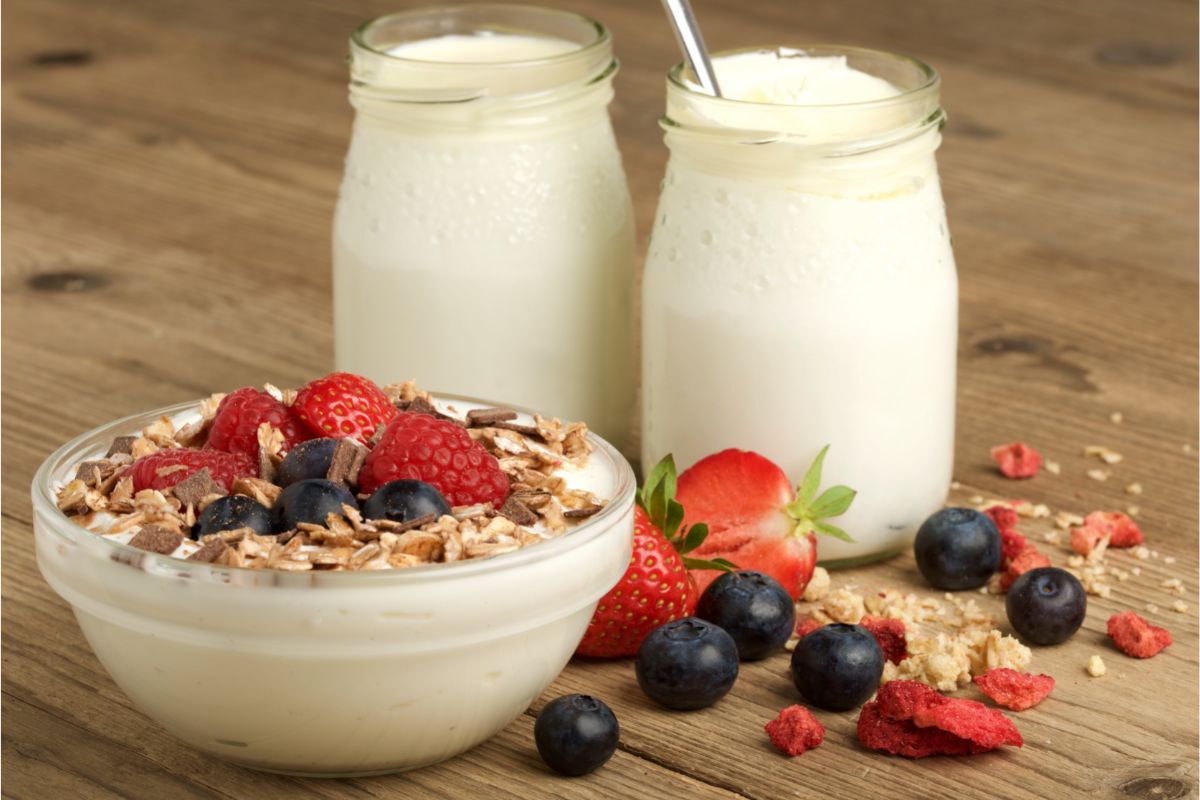 Yoghurt with flakes and fruits