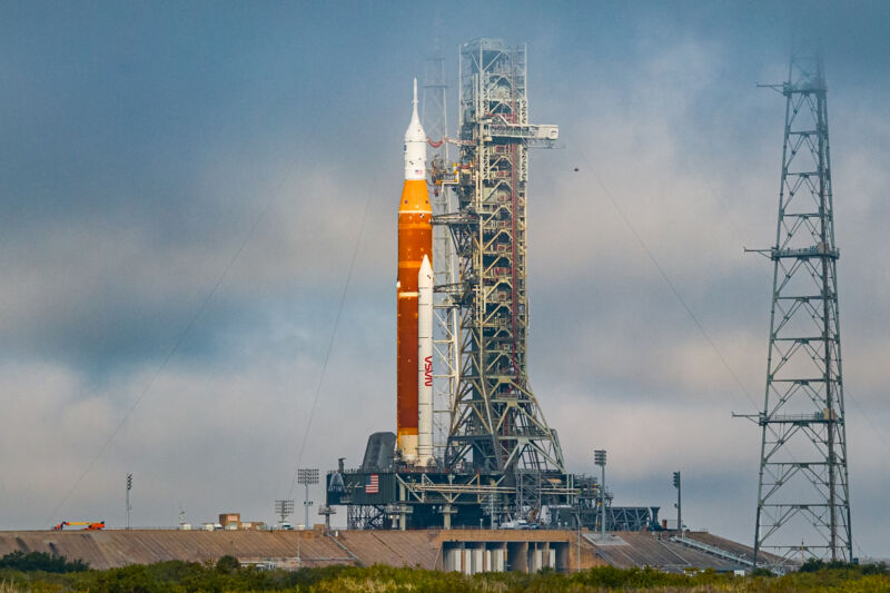 SLS missile on the launch pad.