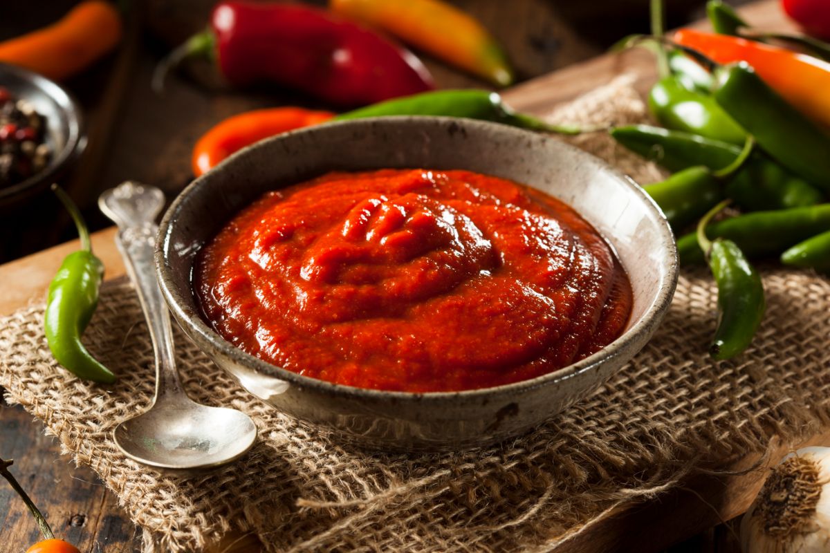 hot-spicy-red-sriracha-sauce