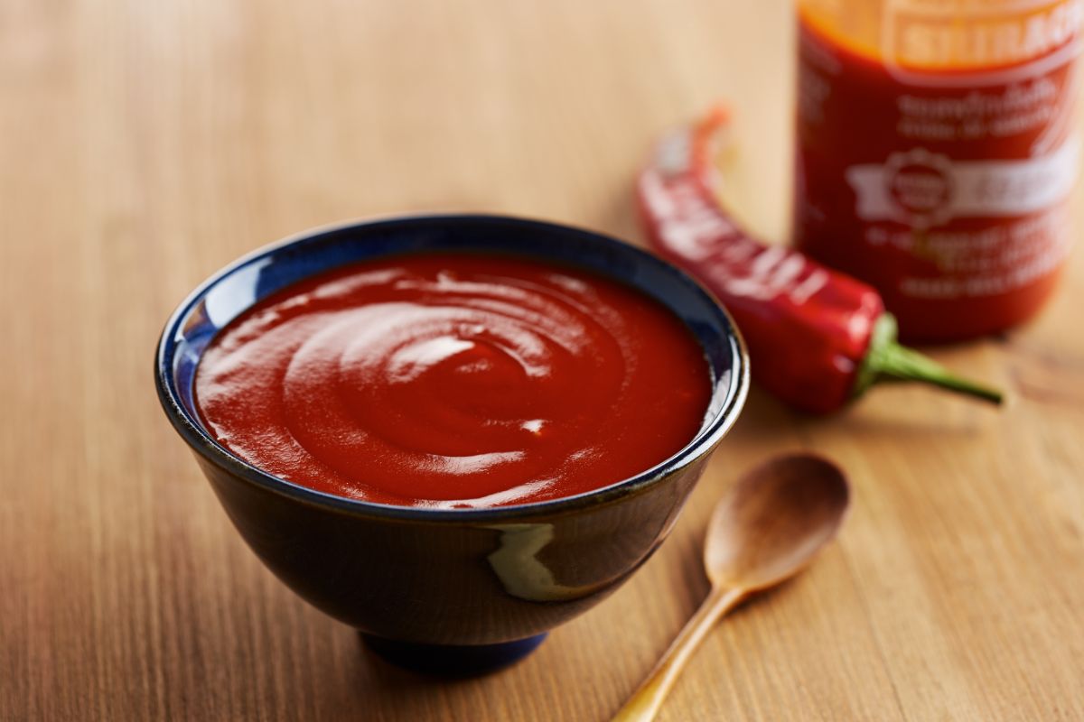 bowl-of-sriracha-sauce